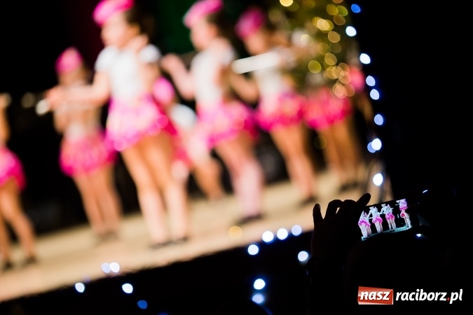 Zdjęcie w galerii na portalu naszraciborz.pl: Świąteczny koncert charytatywny Źródła w Raciborskim Centrum Kultury wiadomości z regionu