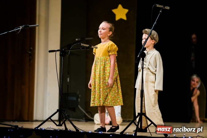 Zdjęcie w galerii na portalu naszraciborz.pl: Świąteczny koncert charytatywny Źródła w Raciborskim Centrum Kultury wiadomości z regionu