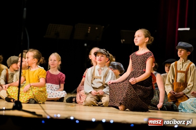 Zdjęcie w galerii na portalu naszraciborz.pl: Świąteczny koncert charytatywny Źródła w Raciborskim Centrum Kultury wiadomości z regionu