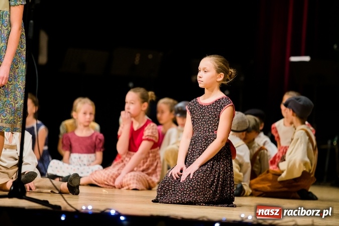 Zdjęcie w galerii na portalu naszraciborz.pl: Świąteczny koncert charytatywny Źródła w Raciborskim Centrum Kultury wiadomości z regionu