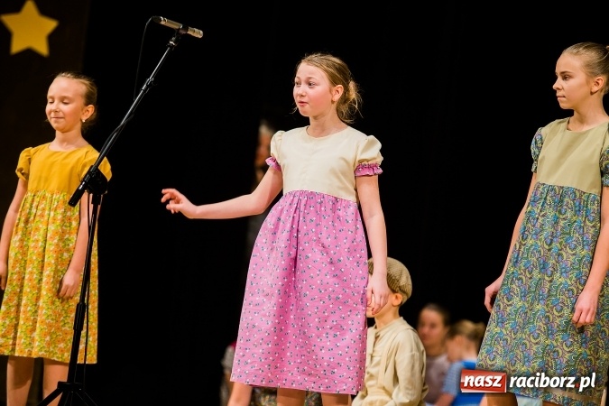 Zdjęcie w galerii na portalu naszraciborz.pl: Świąteczny koncert charytatywny Źródła w Raciborskim Centrum Kultury wiadomości z regionu