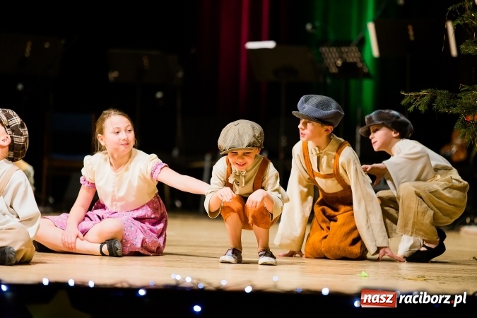 Zdjęcie w galerii na portalu naszraciborz.pl: Świąteczny koncert charytatywny Źródła w Raciborskim Centrum Kultury wiadomości z regionu