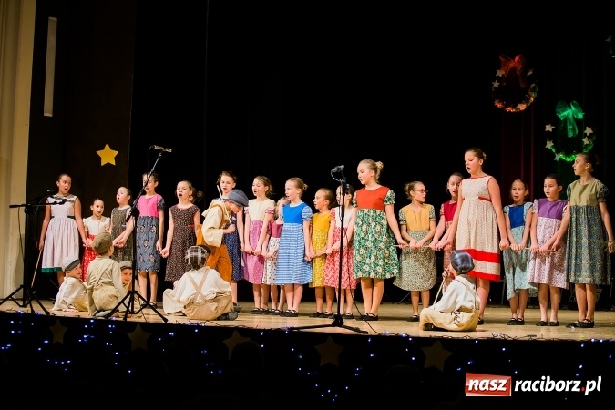 Zdjęcie w galerii na portalu naszraciborz.pl: Świąteczny koncert charytatywny Źródła w Raciborskim Centrum Kultury wiadomości z regionu