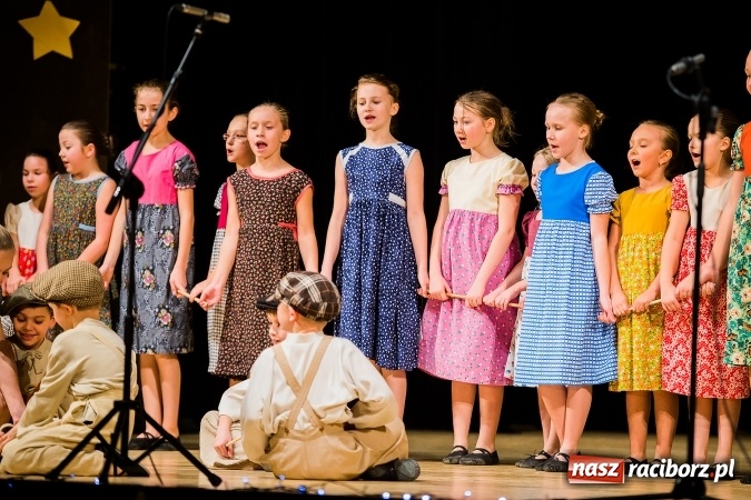 Zdjęcie w galerii na portalu naszraciborz.pl: Świąteczny koncert charytatywny Źródła w Raciborskim Centrum Kultury wiadomości z regionu