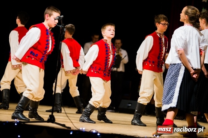 Zdjęcie w galerii na portalu naszraciborz.pl: Świąteczny koncert charytatywny Źródła w Raciborskim Centrum Kultury wiadomości z regionu