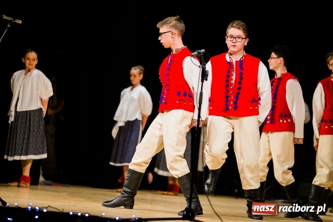 Zdjęcie w galerii na portalu naszraciborz.pl: Świąteczny koncert charytatywny Źródła w Raciborskim Centrum Kultury wiadomości z regionu