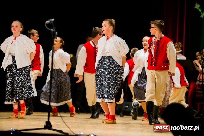 Zdjęcie w galerii na portalu naszraciborz.pl: Świąteczny koncert charytatywny Źródła w Raciborskim Centrum Kultury wiadomości z regionu