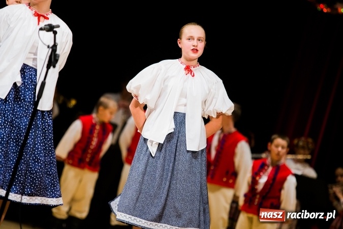 Zdjęcie w galerii na portalu naszraciborz.pl: Świąteczny koncert charytatywny Źródła w Raciborskim Centrum Kultury wiadomości z regionu