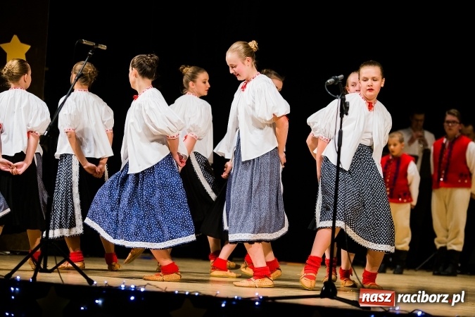 Zdjęcie w galerii na portalu naszraciborz.pl: Świąteczny koncert charytatywny Źródła w Raciborskim Centrum Kultury wiadomości z regionu