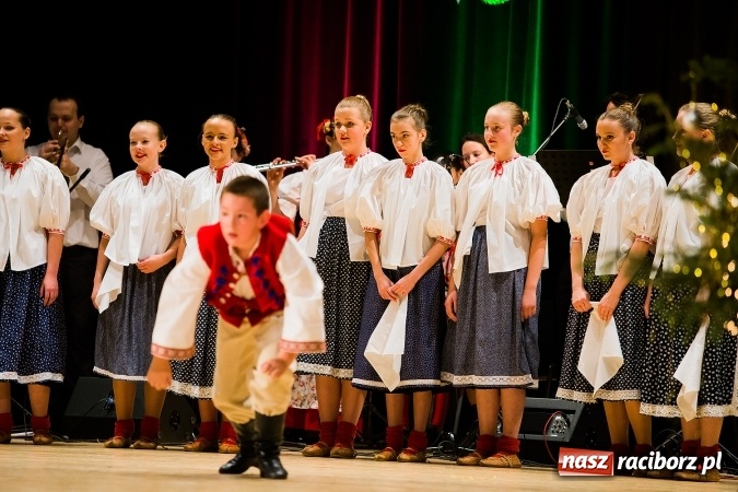 Zdjęcie w galerii na portalu naszraciborz.pl: Świąteczny koncert charytatywny Źródła w Raciborskim Centrum Kultury wiadomości z regionu