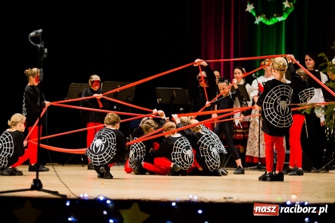 Zdjęcie w galerii na portalu naszraciborz.pl: Świąteczny koncert charytatywny Źródła w Raciborskim Centrum Kultury wiadomości z regionu