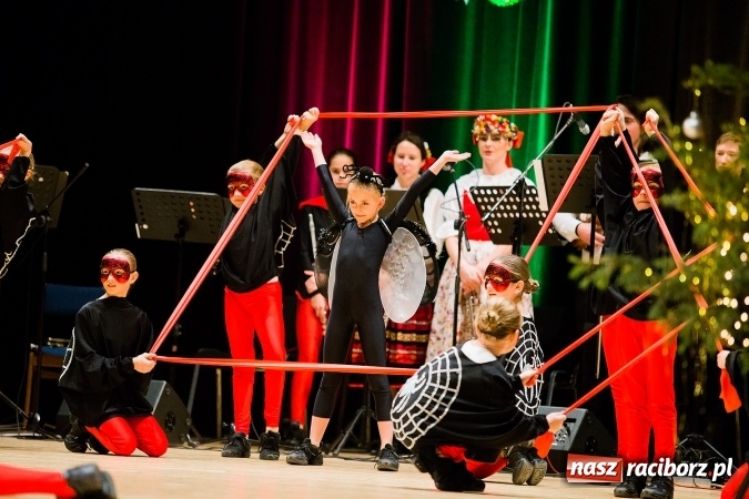 Zdjęcie w galerii na portalu naszraciborz.pl: Świąteczny koncert charytatywny Źródła w Raciborskim Centrum Kultury wiadomości z regionu