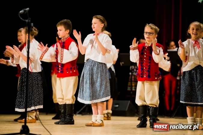 Zdjęcie w galerii na portalu naszraciborz.pl: Świąteczny koncert charytatywny Źródła w Raciborskim Centrum Kultury wiadomości z regionu