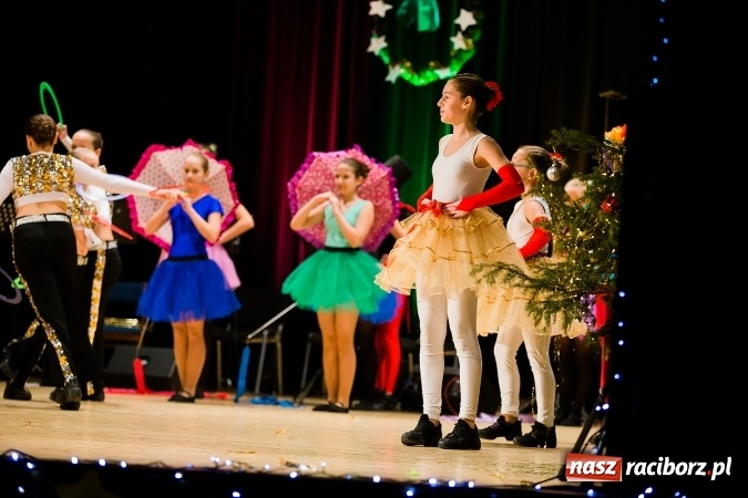 Zdjęcie w galerii na portalu naszraciborz.pl: Świąteczny koncert charytatywny Źródła w Raciborskim Centrum Kultury wiadomości z regionu