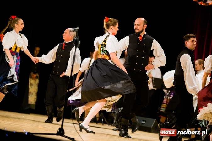 Zdjęcie w galerii na portalu naszraciborz.pl: Świąteczny koncert charytatywny Źródła w Raciborskim Centrum Kultury wiadomości z regionu