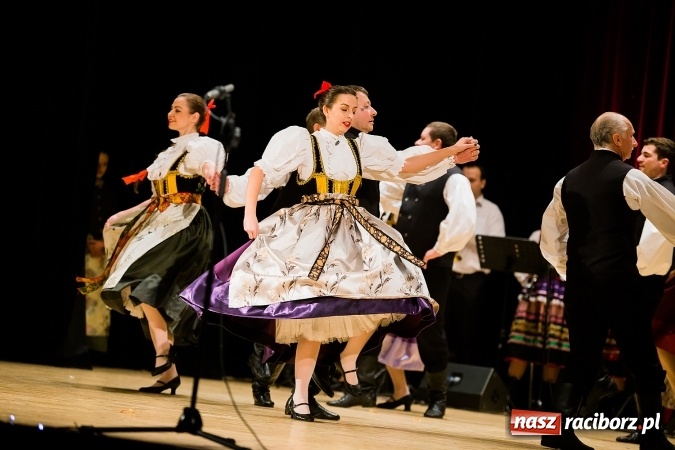 Zdjęcie w galerii na portalu naszraciborz.pl: Świąteczny koncert charytatywny Źródła w Raciborskim Centrum Kultury wiadomości z regionu