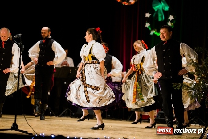 Zdjęcie w galerii na portalu naszraciborz.pl: Świąteczny koncert charytatywny Źródła w Raciborskim Centrum Kultury wiadomości z regionu