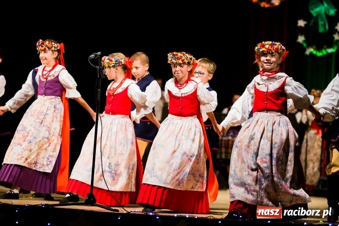 Zdjęcie w galerii na portalu naszraciborz.pl: Świąteczny koncert charytatywny Źródła w Raciborskim Centrum Kultury wiadomości z regionu