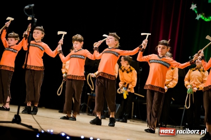 Zdjęcie w galerii na portalu naszraciborz.pl: Świąteczny koncert charytatywny Źródła w Raciborskim Centrum Kultury wiadomości z regionu