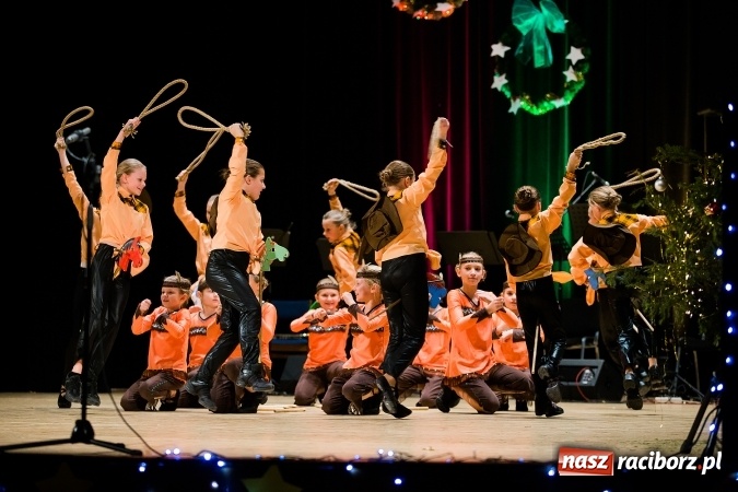 Zdjęcie w galerii na portalu naszraciborz.pl: Świąteczny koncert charytatywny Źródła w Raciborskim Centrum Kultury wiadomości z regionu