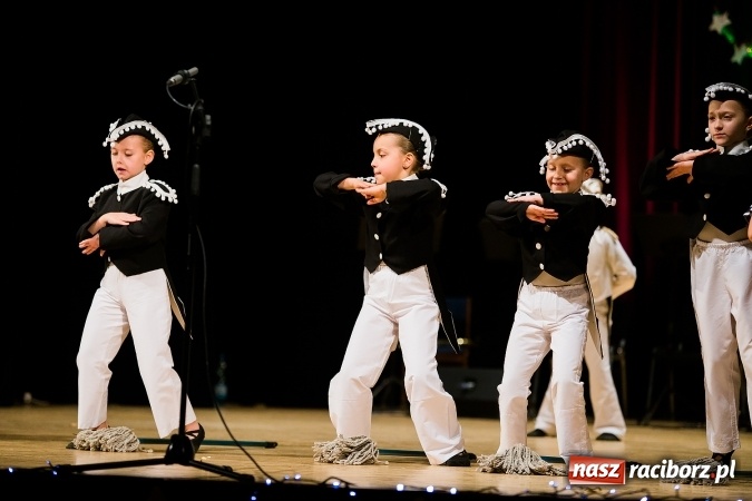 Zdjęcie w galerii na portalu naszraciborz.pl: Świąteczny koncert charytatywny Źródła w Raciborskim Centrum Kultury wiadomości z regionu