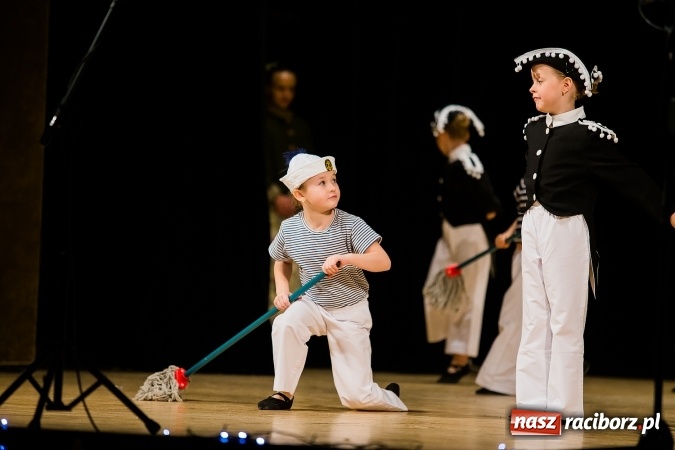 Zdjęcie w galerii na portalu naszraciborz.pl: Świąteczny koncert charytatywny Źródła w Raciborskim Centrum Kultury wiadomości z regionu