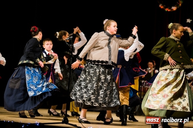 Zdjęcie w galerii na portalu naszraciborz.pl: Świąteczny koncert charytatywny Źródła w Raciborskim Centrum Kultury wiadomości z regionu