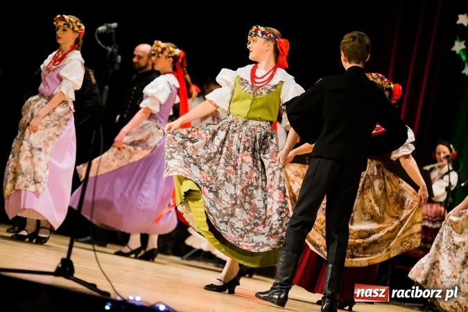 Zdjęcie w galerii na portalu naszraciborz.pl: Świąteczny koncert charytatywny Źródła w Raciborskim Centrum Kultury wiadomości z regionu