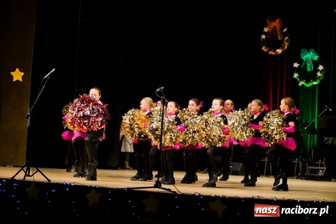 Zdjęcie w galerii na portalu naszraciborz.pl: Świąteczny koncert charytatywny Źródła w Raciborskim Centrum Kultury wiadomości z regionu