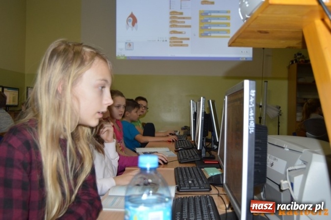 Zdjęcie w galerii na portalu naszraciborz.pl: Gwiezdna przygoda, czyli noc programowania w SP 4 wiadomości z regionu