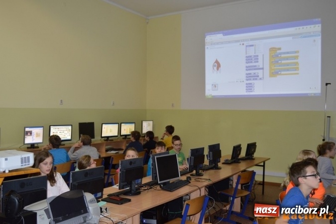 Zdjęcie w galerii na portalu naszraciborz.pl: Gwiezdna przygoda, czyli noc programowania w SP 4 wiadomości z regionu