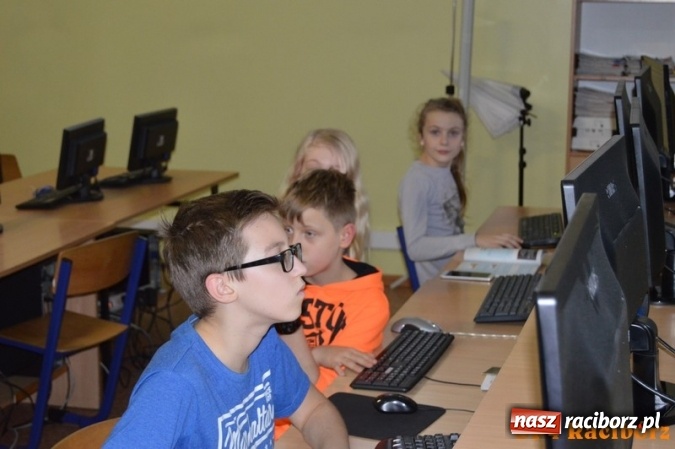 Zdjęcie w galerii na portalu naszraciborz.pl: Gwiezdna przygoda, czyli noc programowania w SP 4 wiadomości z regionu