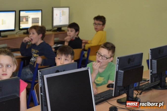 Zdjęcie w galerii na portalu naszraciborz.pl: Gwiezdna przygoda, czyli noc programowania w SP 4 wiadomości z regionu