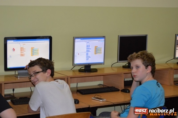 Zdjęcie w galerii na portalu naszraciborz.pl: Gwiezdna przygoda, czyli noc programowania w SP 4 wiadomości z regionu