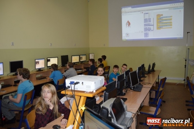 Zdjęcie w galerii na portalu naszraciborz.pl: Gwiezdna przygoda, czyli noc programowania w SP 4 wiadomości z regionu