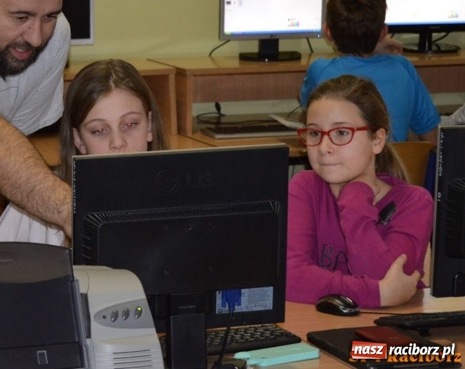 Zdjęcie w galerii na portalu naszraciborz.pl: Gwiezdna przygoda, czyli noc programowania w SP 4 wiadomości z regionu