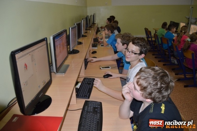 Zdjęcie w galerii na portalu naszraciborz.pl: Gwiezdna przygoda, czyli noc programowania w SP 4 wiadomości z regionu