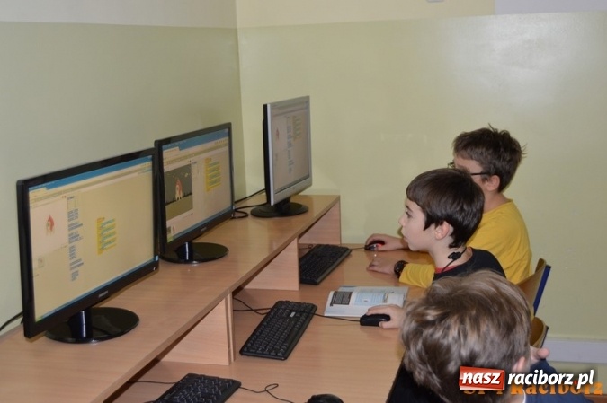 Zdjęcie w galerii na portalu naszraciborz.pl: Gwiezdna przygoda, czyli noc programowania w SP 4 wiadomości z regionu