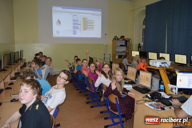 Zdjęcie w galerii na portalu naszraciborz.pl: Gwiezdna przygoda, czyli noc programowania w SP 4 wiadomości z regionu