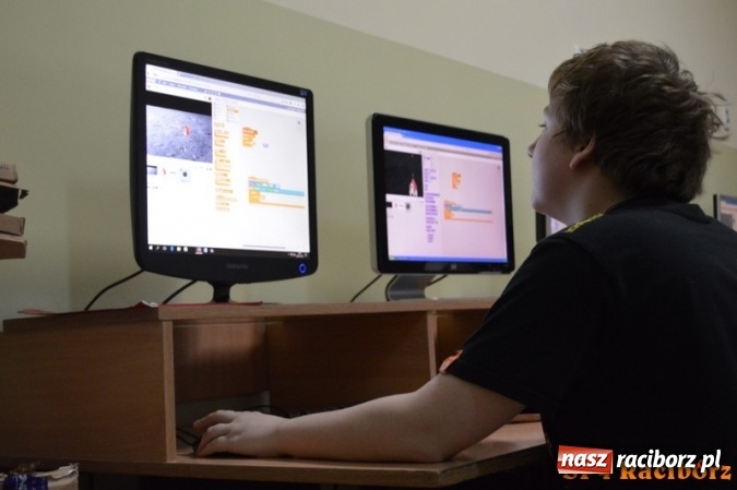 Zdjęcie w galerii na portalu naszraciborz.pl: Gwiezdna przygoda, czyli noc programowania w SP 4 wiadomości z regionu