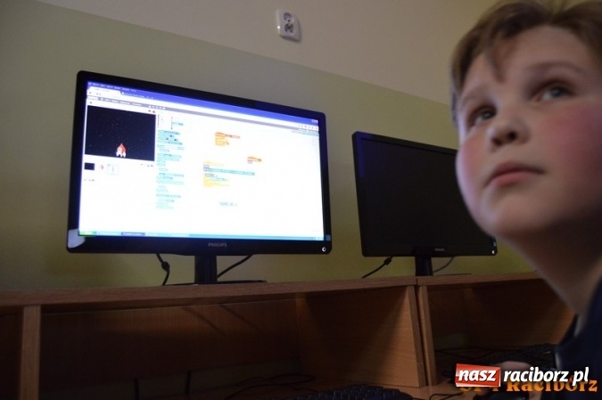 Zdjęcie w galerii na portalu naszraciborz.pl: Gwiezdna przygoda, czyli noc programowania w SP 4 wiadomości z regionu