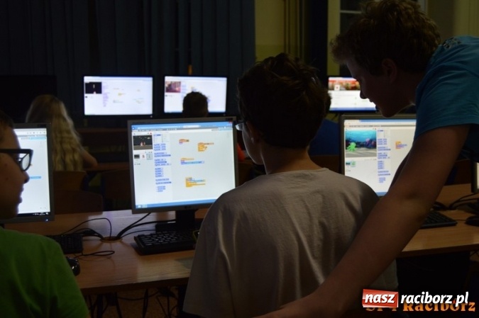 Zdjęcie w galerii na portalu naszraciborz.pl: Gwiezdna przygoda, czyli noc programowania w SP 4 wiadomości z regionu