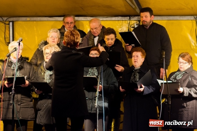 Zdjęcie w galerii na portalu naszraciborz.pl: W Krzanowicach są już gotowi na Boże Narodzenie. Dziś mieszkańcy wsp&oacute;lnie rozświetlili na rynku choinkę FOTO i WIDEO wiadomości z regionu