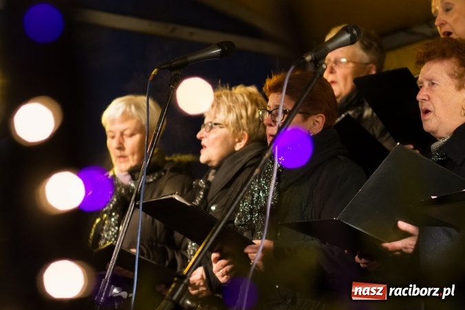 Zdjęcie w galerii na portalu naszraciborz.pl: W Krzanowicach są już gotowi na Boże Narodzenie. Dziś mieszkańcy wsp&oacute;lnie rozświetlili na rynku choinkę FOTO i WIDEO wiadomości z regionu