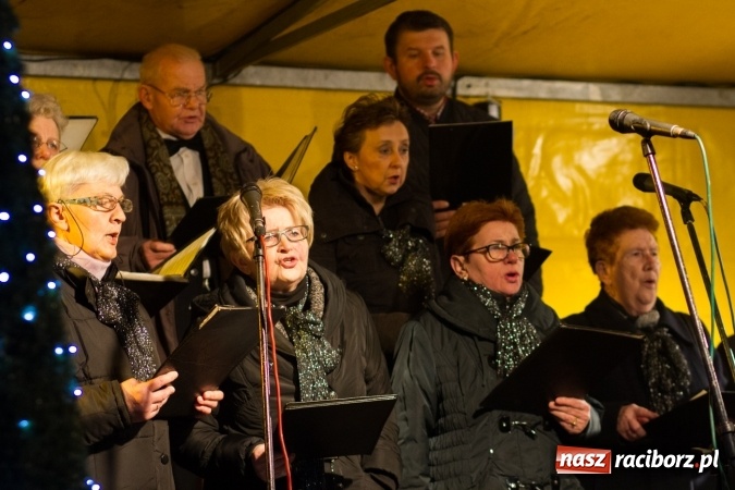 Zdjęcie w galerii na portalu naszraciborz.pl: W Krzanowicach są już gotowi na Boże Narodzenie. Dziś mieszkańcy wsp&oacute;lnie rozświetlili na rynku choinkę FOTO i WIDEO wiadomości z regionu