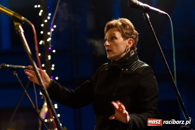 Zdjęcie w galerii na portalu naszraciborz.pl: W Krzanowicach są już gotowi na Boże Narodzenie. Dziś mieszkańcy wsp&oacute;lnie rozświetlili na rynku choinkę FOTO i WIDEO wiadomości z regionu