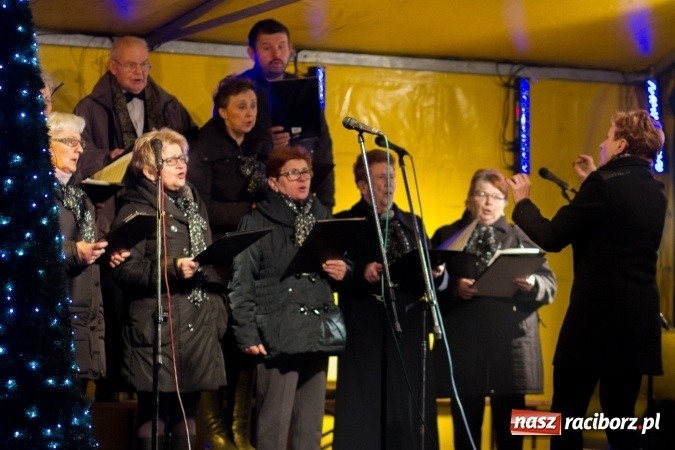 Zdjęcie w galerii na portalu naszraciborz.pl: W Krzanowicach są już gotowi na Boże Narodzenie. Dziś mieszkańcy wsp&oacute;lnie rozświetlili na rynku choinkę FOTO i WIDEO wiadomości z regionu