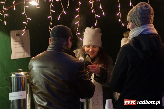 Zdjęcie w galerii na portalu naszraciborz.pl: W Krzanowicach są już gotowi na Boże Narodzenie. Dziś mieszkańcy wsp&oacute;lnie rozświetlili na rynku choinkę FOTO i WIDEO wiadomości z regionu