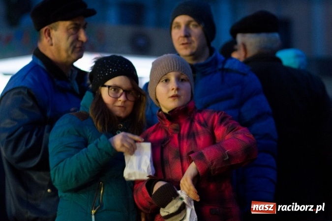 Zdjęcie w galerii na portalu naszraciborz.pl: W Krzanowicach są już gotowi na Boże Narodzenie. Dziś mieszkańcy wsp&oacute;lnie rozświetlili na rynku choinkę FOTO i WIDEO wiadomości z regionu