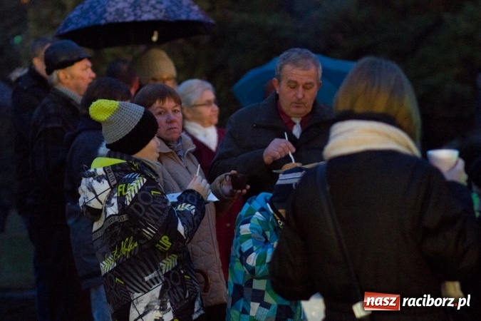 Zdjęcie w galerii na portalu naszraciborz.pl: W Krzanowicach są już gotowi na Boże Narodzenie. Dziś mieszkańcy wsp&oacute;lnie rozświetlili na rynku choinkę FOTO i WIDEO wiadomości z regionu